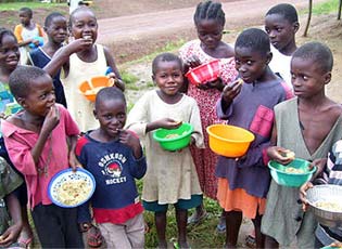 Kinder in Afrika erhalten Nahrung