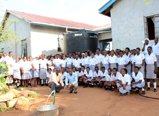 Kenia Schule wird mit Wasser versorgt